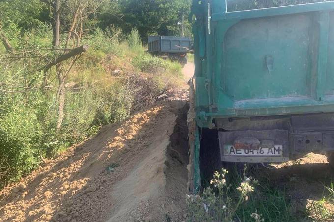 У Вінниці водій вантажівки викинув сміття на прибережну захисну смугу