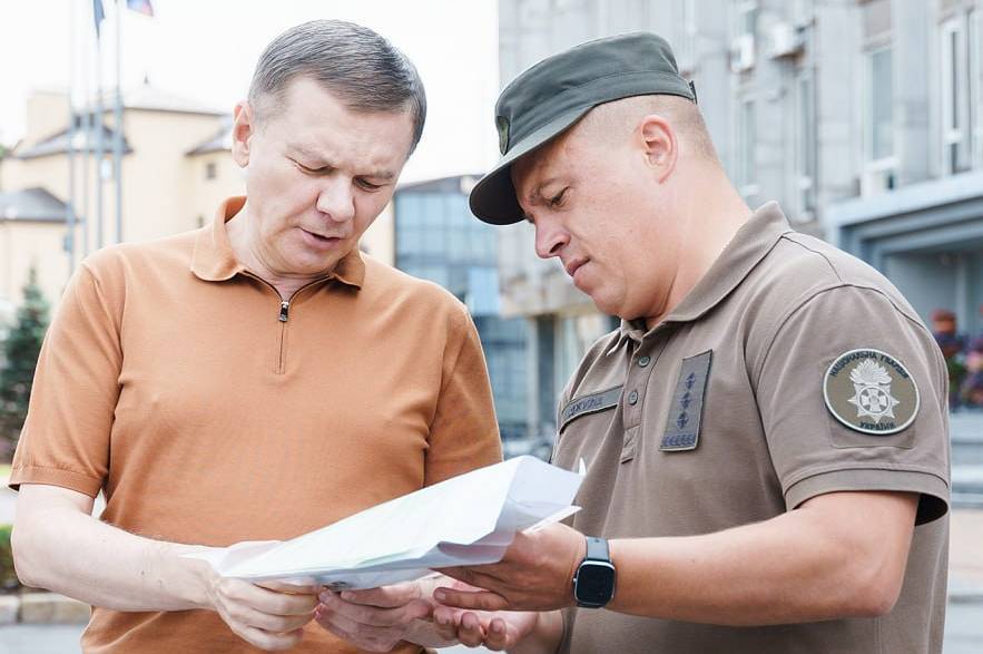 Авто захисникам: мер міста передав військовим ключі від двох автівок