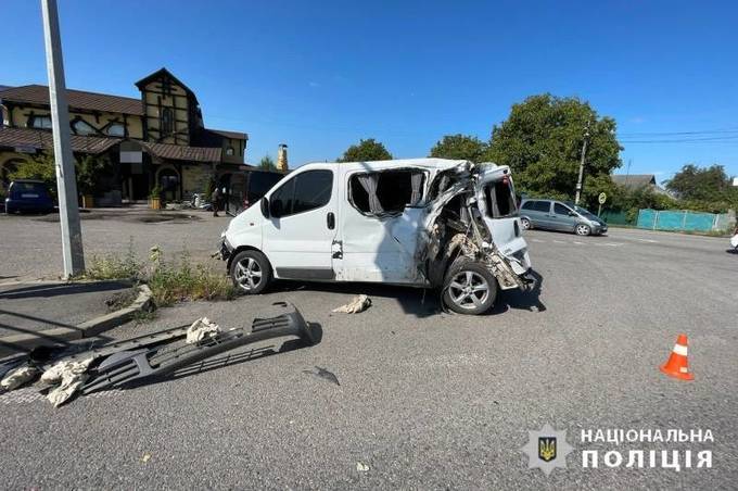 ДТП за участю трьох авто на Вінниччині: до лікарні потрапив 21-річний водій мікроавтобуса