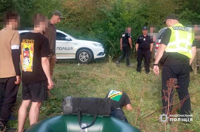 По 2000 доларів з кожного: у прикордонному районі Вінниччини затримали іноземця, який намагався переправити групу чоловіків через держкордон