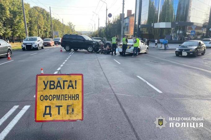 У Вінниці водій мотоцикла зіткнувся з автомобілем: 36-річний чоловік двоколісного загинув на місці