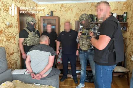 У Вінниці викрили посадовців міського ТЦК, які допомагали ухилянтам уникнути мобілізації та виїхати за кордон за чотири тисячі доларів