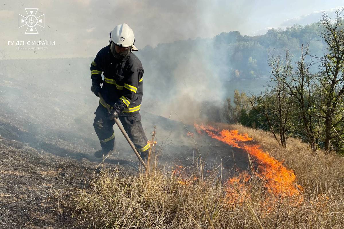 На Вінниччині за добу рятувальники ліквідували 15 пожеж та врятували з палаючої будівлі 72-річного чоловіка та жінку