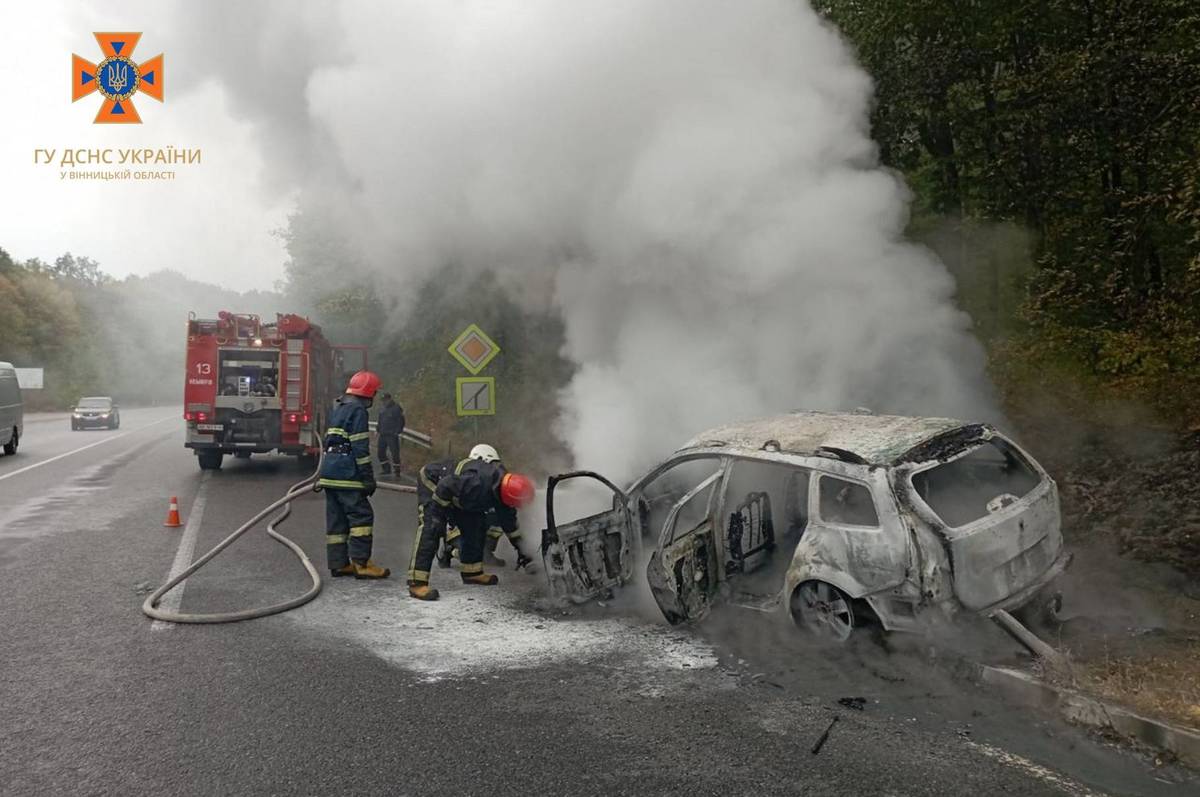 Горіли легковий автомобіль, сміттєвіз, сінник з піднавісом та суха рослинність:  на Вінниччині за добу погасили 12 пожеж