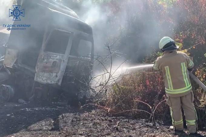 Вінницькі рятувальники погасили палаючу вантажівку, яка  перевозила 20 тонн олії