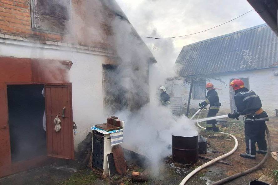 На Вінниччині палав гараж: рятувальники погасили пожежу