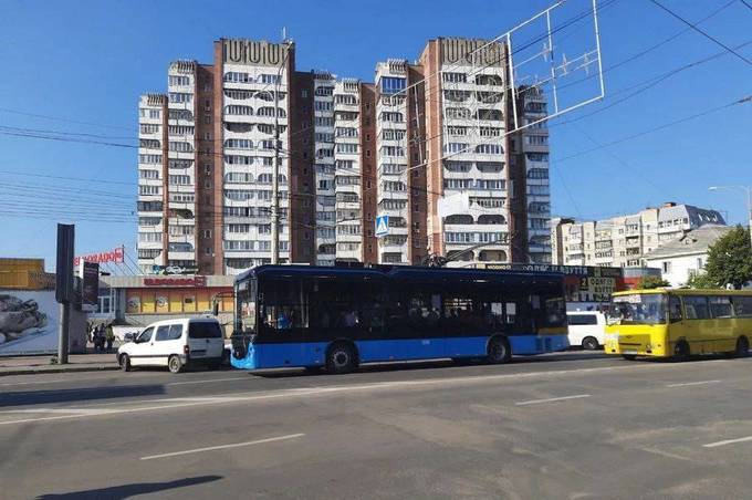 Зупиніться на хвилину заради вшанування полеглих внаслідок російського вторгнення: хвилина мовчання у Вінниці