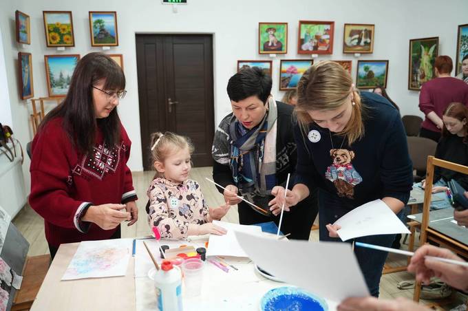 Творчість як спосіб подолання стресу. Міжрегіональний координаційний гуманітарний штаб організував арт-терапевтичне заняття для дітей