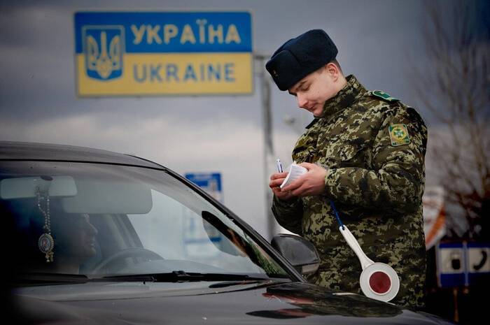 Виїзд чоловіків за кордон: скільки хабарів пропонували інспекторам ДПСУ