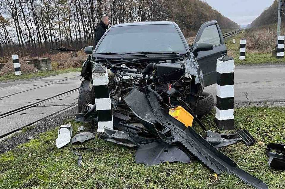 На залізничному переїзді водій легкового автомобіля зіштовхнувся з потягом: Укрзалізниця