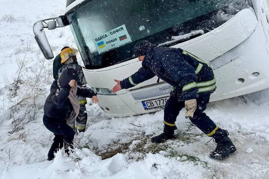 Рятувальники допомогли вже понад 2100 людям, які потерпіли через негоду