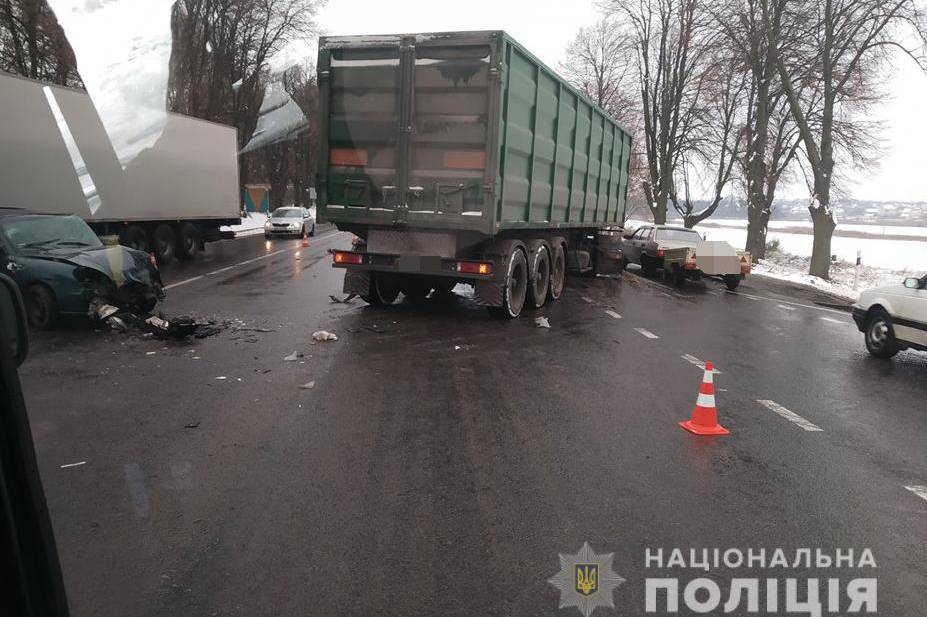 Неподалік Вінниці зіткнулись фура та легковик. Є постраждалі