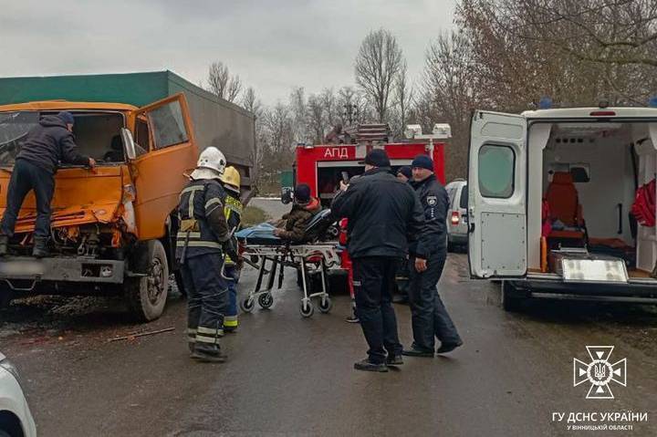 На Вінниччині рятувальники деблокували людину з понівеченої автівки