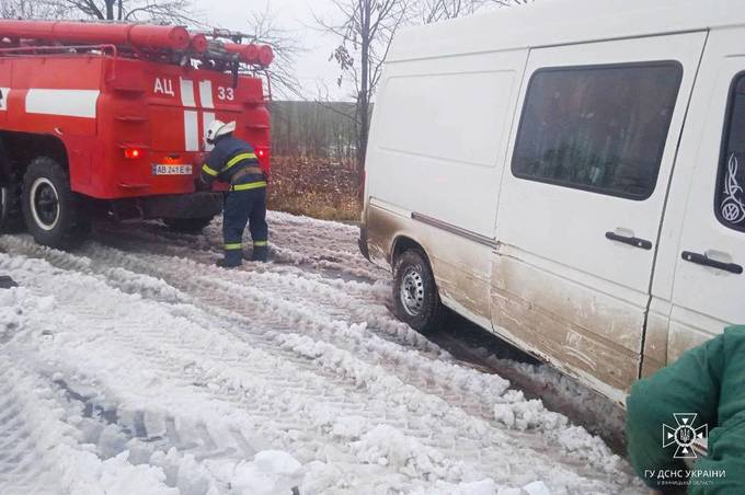 Вінницькі рятувальники продовжують допомагати водіям транспортних засобів