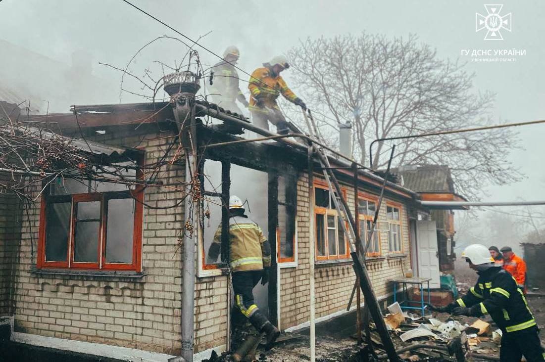 На Вінниччині рятувальники погасили веранду житлового будинку, яка палала