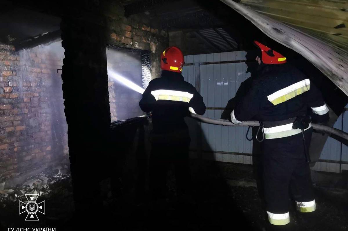 На Вінниччині вночі горіла господарська споруда: рятувальникам вдалося погасити вогонь