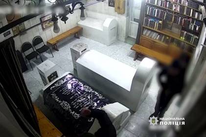 На Вінниччині двоє чоловіків проникли до місцевої каплички та викрали зі скриньки для пожертвування всі гроші На Вінниччині двоє чоловіків проникли до місцевої каплички та викрали зі скриньки для пожертвування всі гроші