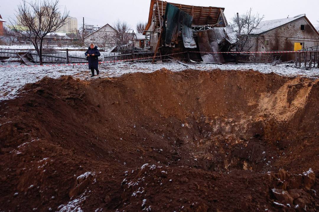 Зруйнований будинок та поранені: наслідки нічної атаки на Київщину (фото)