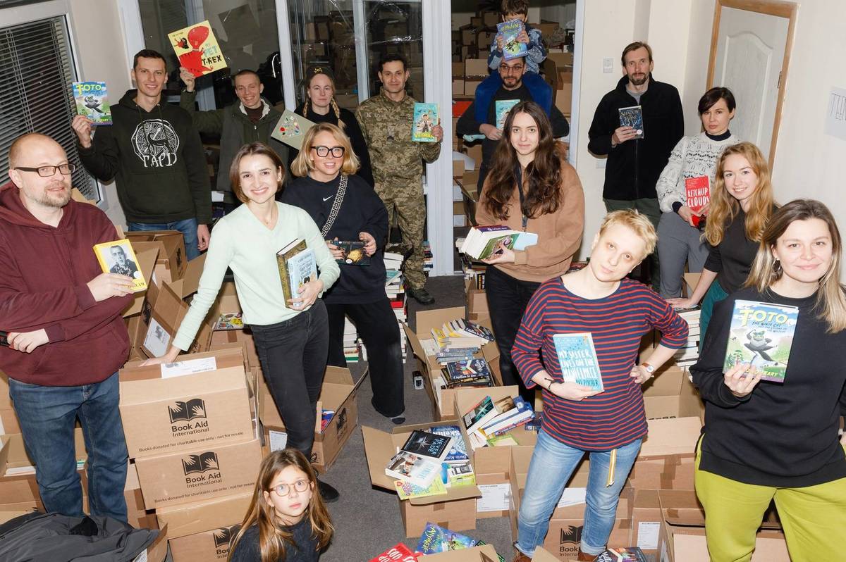 Книжки для бібліотек: 25 тисяч книжок із Великої Британії прибули в Україну