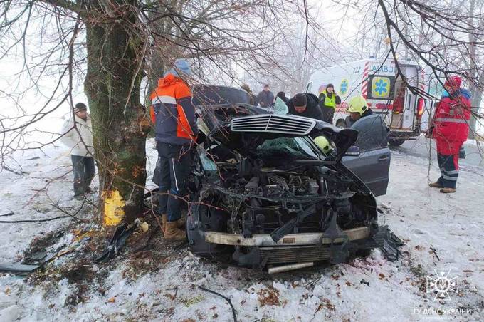 На Вінниччині водійку Mercedes діставали з понівеченого авто