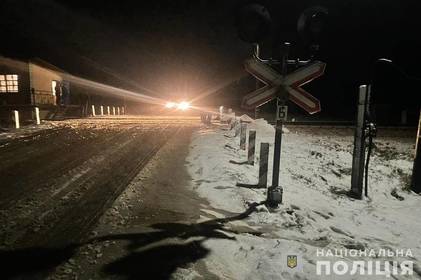 Легковик врізався у потяг і вилетів у кювет: на Вінниччині трапилася смертельна ДТП Легковик врізався у потяг і вилетів у кювет: на Вінниччині трапилася смертельна ДТП