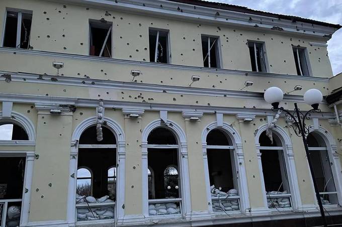 Поліція розповіла деталі та оприлюднила фото залізничного вокзалу Херсону після обстрілу