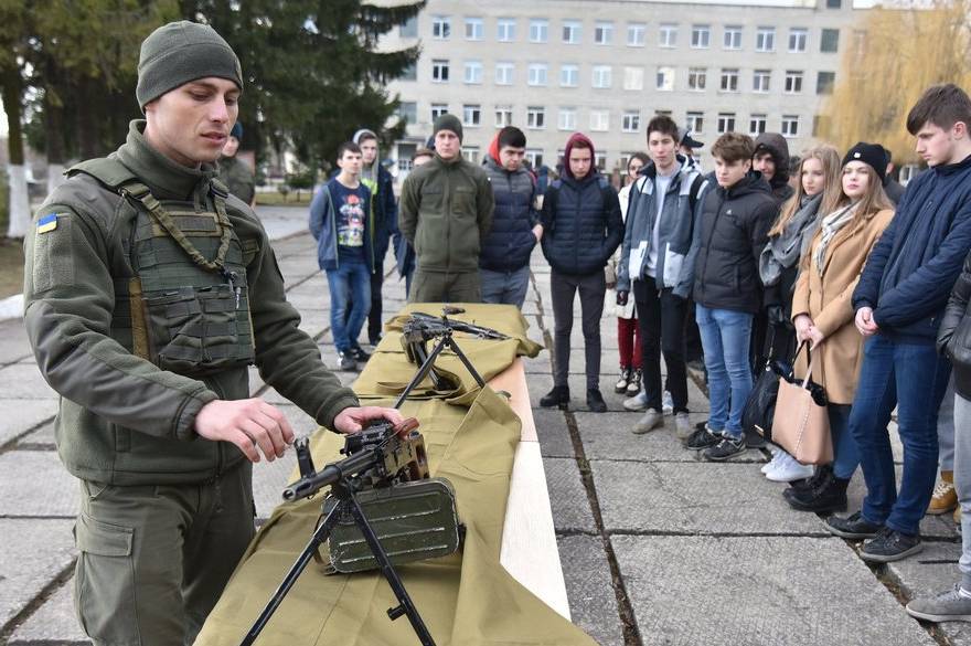 Уряд планує трансформувати уроки "Захисту України": на це виділено понад 1,7 млрд грн