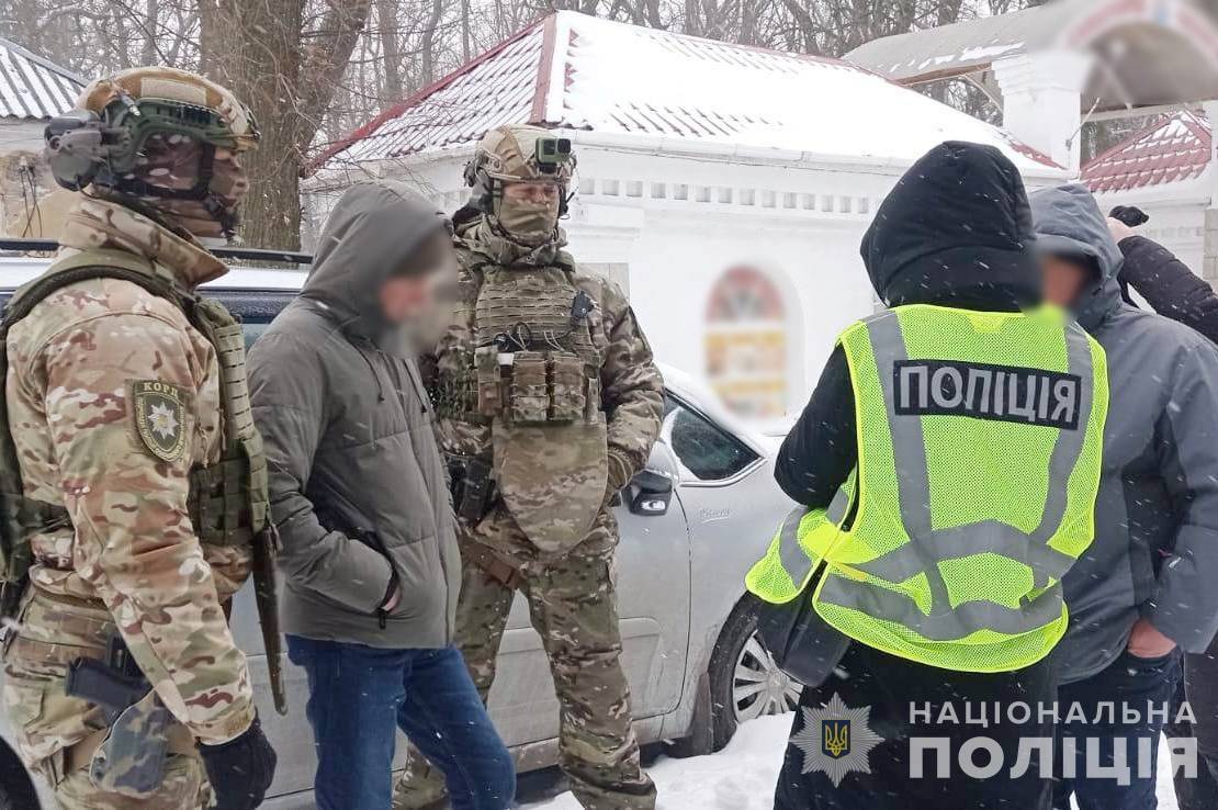 За вплив у винесенні "правильного вироку": на Вінниччині помічник судді та секретар вимагали від обвинуваченого хабаря