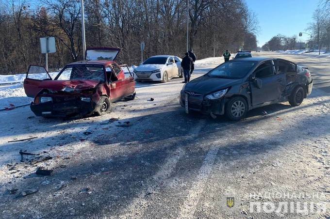 У Вінницькому районі Hyundai виїхав на зустрічну смугу та протаранив ВАЗ