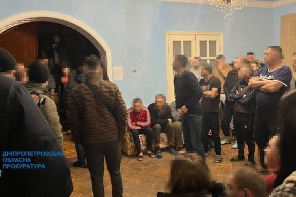 У Дніпрі затримали групу осіб, яких підозрюють в утриманні пів сотні людей у трудовому рабстві