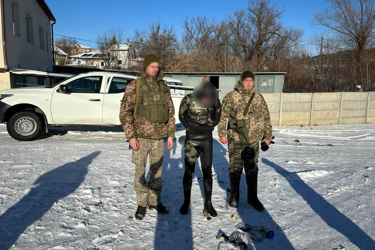 На Вінниччині прикордонники витягнули з льодяного Дністра чоловіка, який плив до Молдови