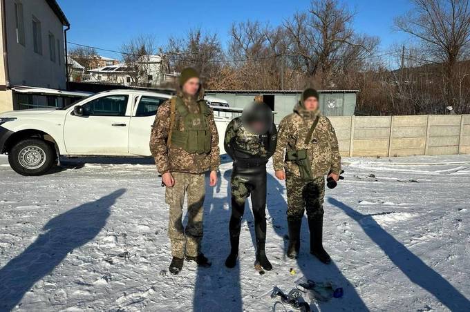 Кролем, брасом та батерфляєм: на Вінниччині прикордонники витягнули з льодяного Дністра чоловіка, який плив до молдовського берега