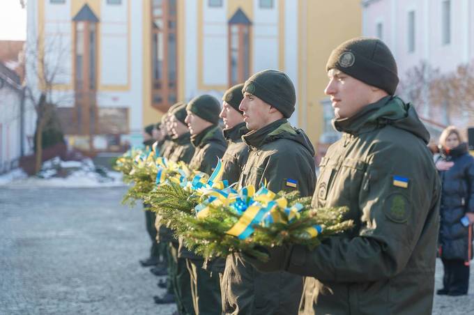 До Дня Соборності України у Вінниці відбулось урочисте покладання квітів: деталі