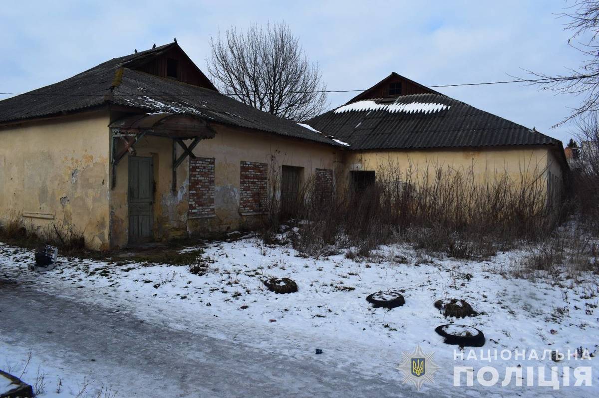 Шматком розбитого скла та дерев’яною палицею побив місцевого мешканця: слідчі поліції повідомили про підозру жителю Калинівки 