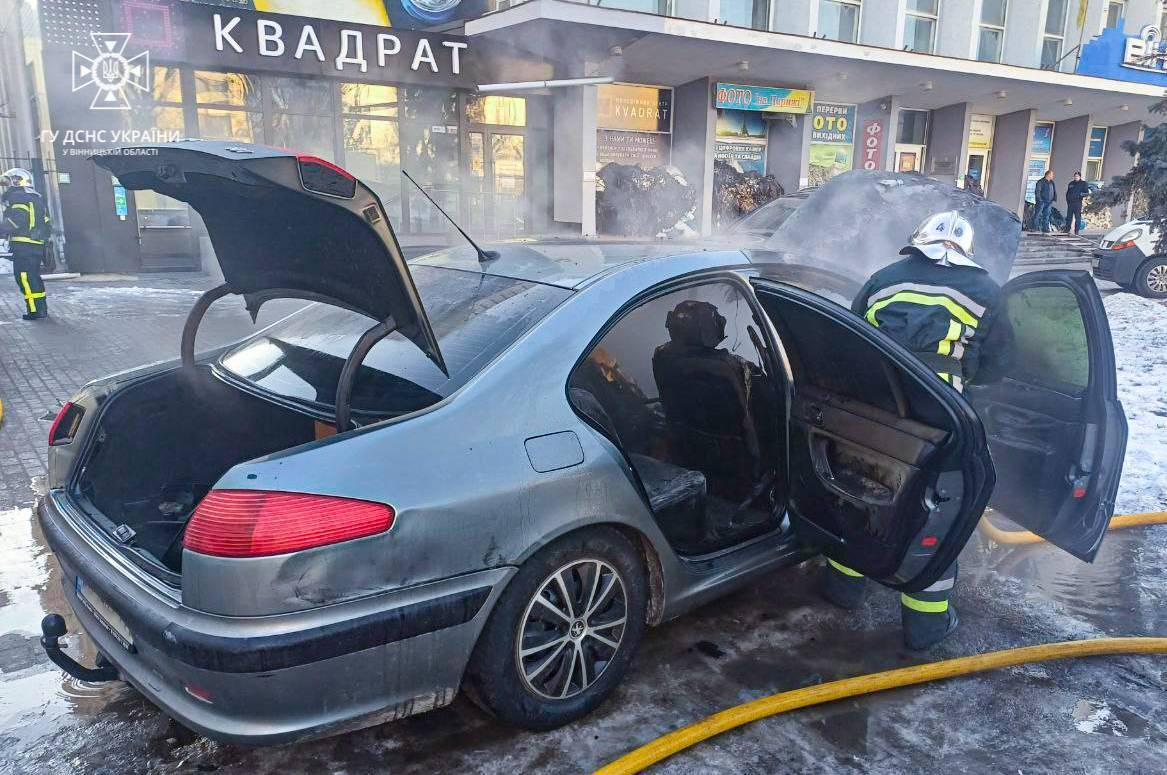 У Вінниці рятувальники погасили "Пежо", який палав: подробиці