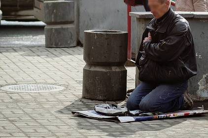 Затримали чоловіка, який примушував переселенця з інвалідністю жебракувати 