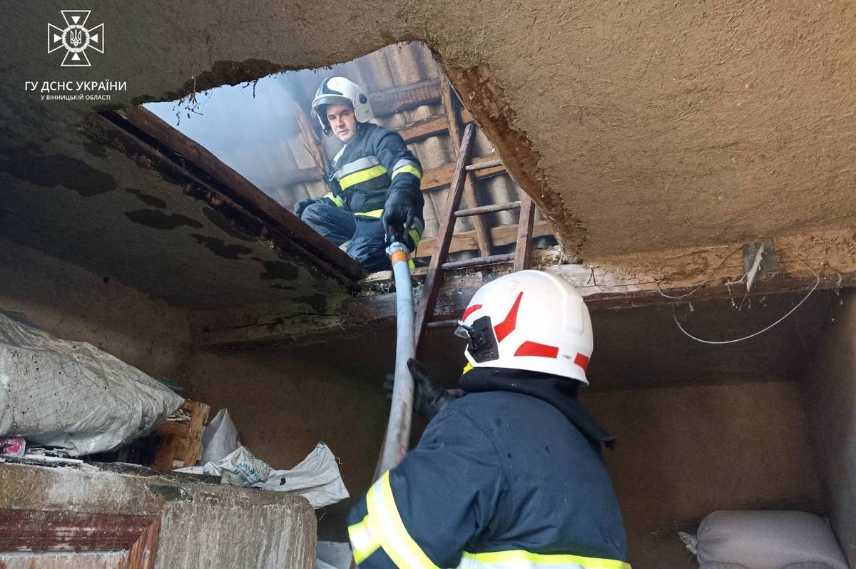 На Вінниччині погасили пожежу в господарчій будівлі: вогонь охопив шиферне перекриття