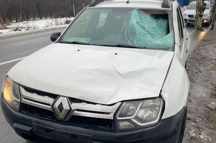 На Закарпатті чоловік, тікаючи від прикордонників вибіг на дорогу і потрапив колеса їх службового автомобіля