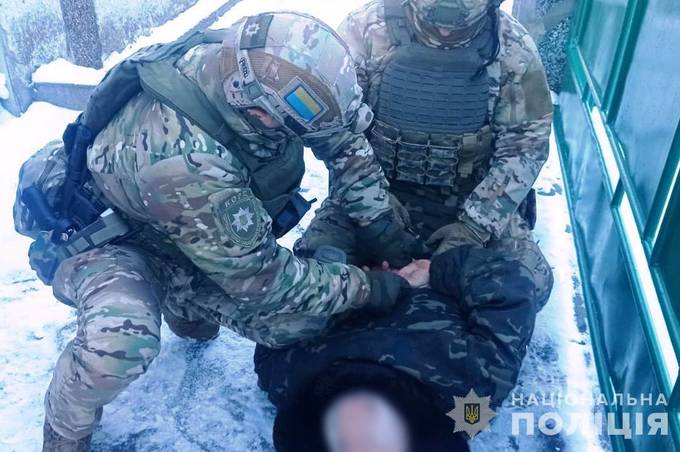 Затримали відразу після зустрічі з черговим клієнтом: на Вінниччині чоловік незаконно продавав зброю