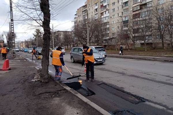 У Вінниці розпочали ремонт доріг за допомогою технології "холодного асфальтування"