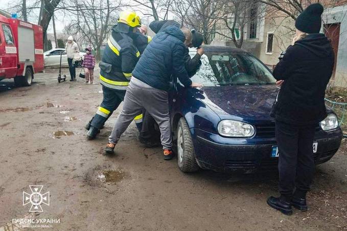 На Вінниччині рятувальники дістали немовля з заблокованого авто