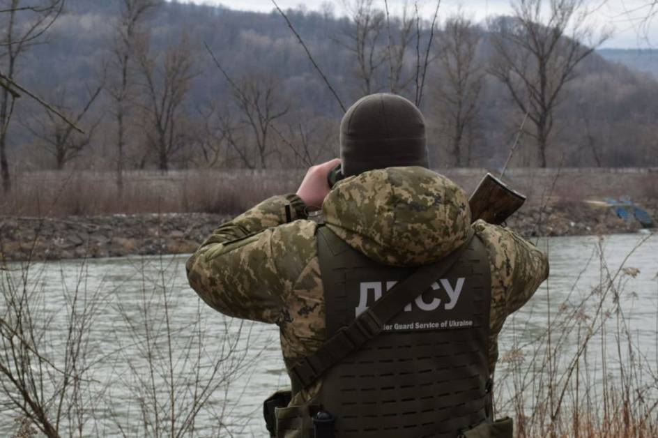 Річка смерті для ухилянтів: як чоловіки намагаються тікати з України через Тису