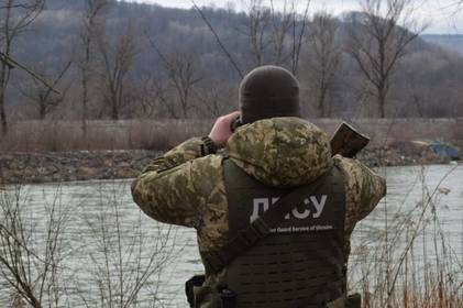 Річка смерті для ухилянтів: як чоловіки намагаються тікати з України через Тису