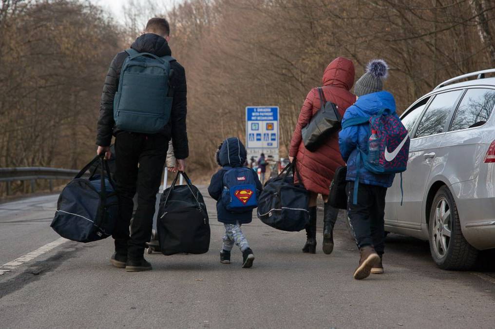 Песимістично дивиться на майбутнє України і хочуть виїхати за кордон: серед школярів провели опитування