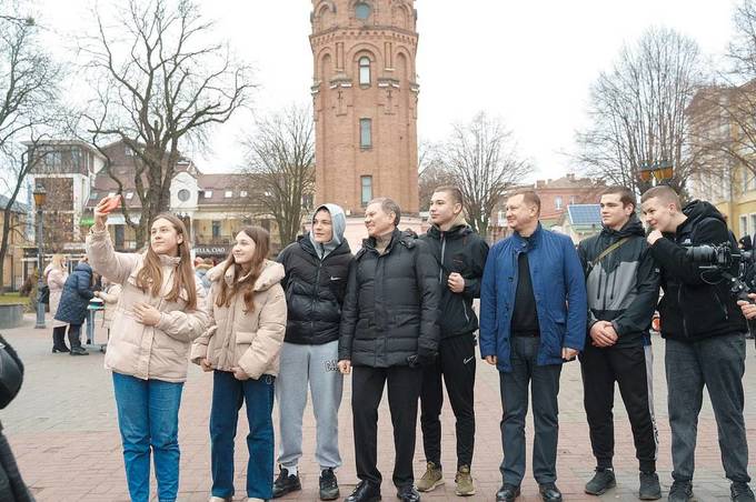 Мер Вінниці долучився до акції зі створення синьо-жовтої карти України: як це було