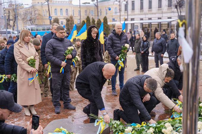 До Дня Героїв Небесної Сотні у Вінниці відбулось покладання квітів до пам'ятника "Дерево Свободи"