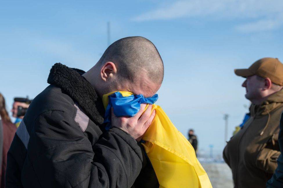 Українського військовополоненого змушували годинами стояти в камері та співати російський гімн 