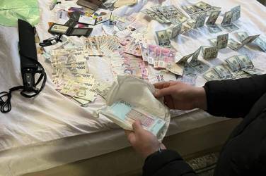 У Вінниці викрили чиновника, який за хабарі знімав арешти з майна боржників