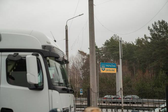 Польські протестувальники разом із поліцією почали зупиняти пасажирські автобуси