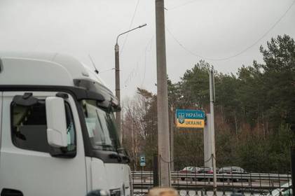 Польські протестувальники разом із поліцією почали зупиняти пасажирські автобуси
